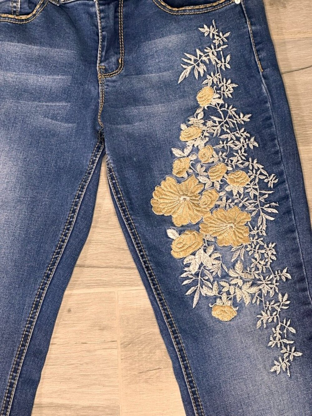 Caché Y2K Floral Embroidered Flare Jeans Women's Low/Mid Rise Sz 4 - Picture 10 of 16